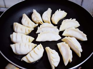 10、煎猪肉玉米饺子,锅中倒入适量的食用油，放入饺子
