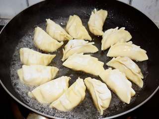 12、煎猪肉玉米饺子,再加入饺子三分之一高的清水