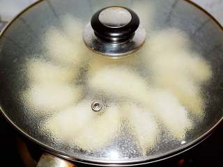 13、煎猪肉玉米饺子,盖上锅盖，焖煮至水干即可