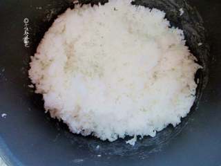 1、简易版寿司拼盘,把米饭和寿司醋按照5：1的比例拌匀