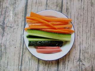 2、简易版寿司拼盘,胡萝卜、黄瓜、火腿肠切条
