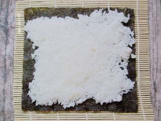 6、简易版寿司拼盘,寿司卷有两种，一种是先铺一张海苔片再把米饭平铺，另一种是反过来。区别就是最后的视觉效果不同而已。这里就只示范第一种。