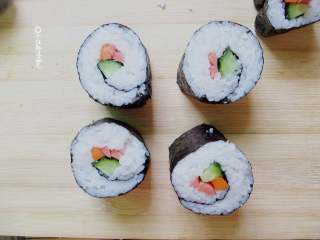 9、简易版寿司拼盘,卷好后刀上沾冷水，切成自己想要的大小