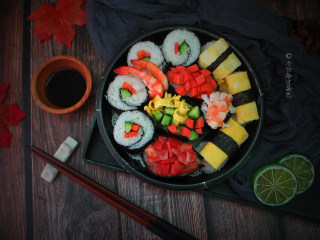 14、简易版寿司拼盘,酱油和芥末放入小蘸碟～，大功告成～哇咔咔～