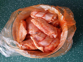 4、奥尔良烤鸡翅 ,带上一次性手套给鸡翅反复按摩、抓匀后腌制4小时以上，放冰箱过夜更佳