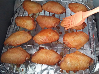 8、奥尔良烤鸡翅 ,烤至8分钟左右、打开上盖刷层腌汁后翻面