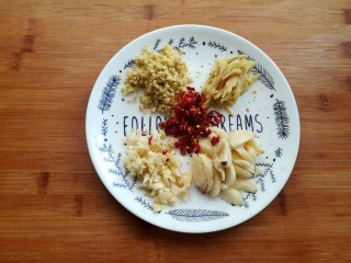 4、紫苏炒田螺,生姜洗净去皮,一半切颗粒,一半切丝,蒜米去皮一半切颗粒,一半切片,干辣椒切小段