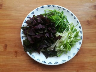 5、紫苏炒田螺,紫苏洗净后切成小段,香葱洗净分别切出葱白和葱花,不要切太小了