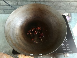 6、紫苏炒田螺,热锅下油,放入八角和花椒煸出香味后捞出花椒