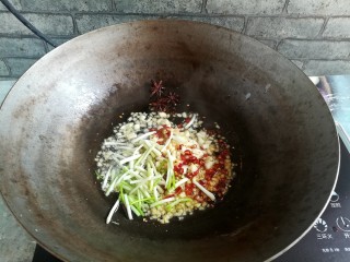 7、紫苏炒田螺,加入蒜末,姜末,葱白和干辣椒,继续煸出香味