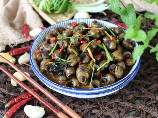 16、紫苏炒田螺,3斤半的田螺炒完全不够吃,配上一杯冰啤酒或者冰可乐,简直太爽了