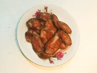 1、黑椒腊肠炒意面,腊肠切成小片