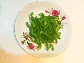 2、黑椒腊肠炒意面,麻椒切成丝