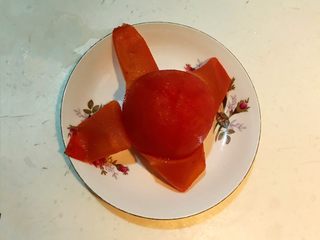 6、黑椒腊肠炒意面,把番茄取出来剥皮