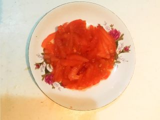 7、黑椒腊肠炒意面,西红柿切成小片