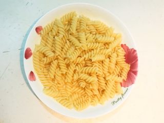 11、黑椒腊肠炒意面,把螺丝面捞出来