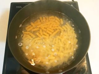 9、黑椒腊肠炒意面,水开后放入螺丝面，煮12分钟