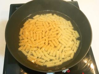 10、黑椒腊肠炒意面,关火后焖3分钟，捞出来用冷水过凉