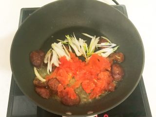 14、黑椒腊肠炒意面,加入葱丝，番茄