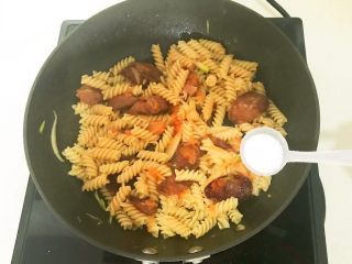 18、黑椒腊肠炒意面,加入2克精盐