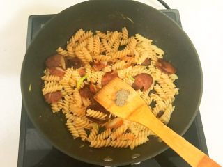 19、黑椒腊肠炒意面,加入3克黑胡椒粉