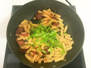 21、黑椒腊肠炒意面,加入麻椒丝