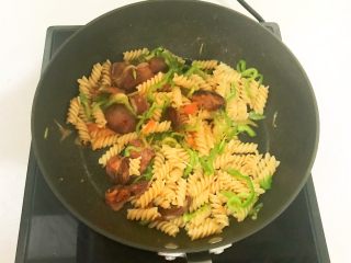 22、黑椒腊肠炒意面,翻炒均匀即可