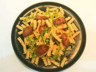 23、黑椒腊肠炒意面,黑椒腊肠炒意面出锅了