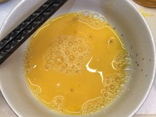 3、黄金腊肠火腿蛋炒饭,在分离的蛋清中加入第三个鸡蛋，打匀备用