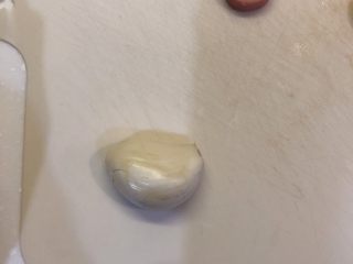 4、黄金腊肠火腿蛋炒饭,准备一颗蒜