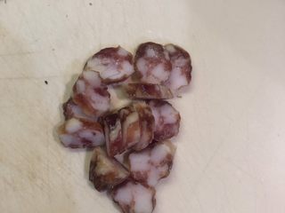 6、黄金腊肠火腿蛋炒饭,腊肠切片