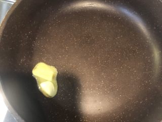 8、黄金腊肠火腿蛋炒饭,中火加入蒜和牛油