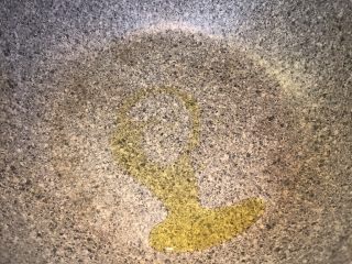 10、黄金腊肠火腿蛋炒饭,大火放入橄榄油