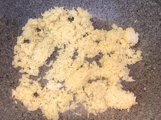 11、黄金腊肠火腿蛋炒饭,把拌好鸡蛋黄的饭倒入，大火翻炒