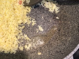 12、黄金腊肠火腿蛋炒饭,能看到米饭变金黄后把米饭推在一个位置，倒入橄榄油