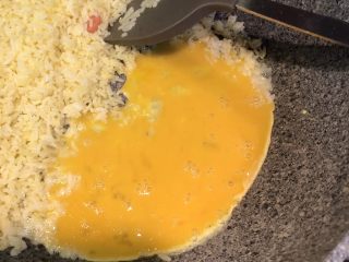 13、黄金腊肠火腿蛋炒饭,加入剩下的鸡蛋，大火翻炒