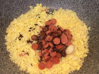 15、黄金腊肠火腿蛋炒饭,倒入之前炒好的配料，大火翻炒混合