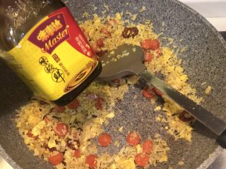 16、黄金腊肠火腿蛋炒饭,加入少许酱油，在翻炒一下就完成了
