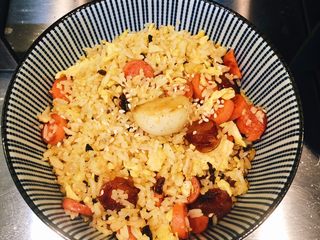 17、黄金腊肠火腿蛋炒饭,完成