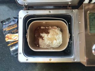 1、可可冰心面包,1、首先制作可可餐包。把主面团里除了黄油之外的所有材料放入面包桶里,先液体后粉类,干酵母最后再放,面包桶装入面包机中,启动和面功能。