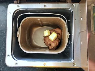 2、可可冰心面包,2、待面粉揉成团后放入黄油继续和面功能。