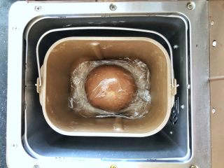 4、可可冰心面包,4、盖好保鲜膜盖上盖子于面包机中启动发酵功能。