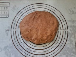 6、可可冰心面包,6、取出轻轻按压排气。