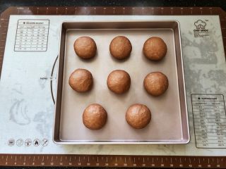 7、可可冰心面包,7、分割成60克左右的面团,滚圆后有间距的码入烤盘中,等待二次发酵。