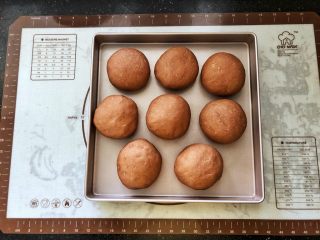 8、可可冰心面包,8、发酵好的面团,体积增大2倍,手指轻轻按压表面会缓慢回弹。