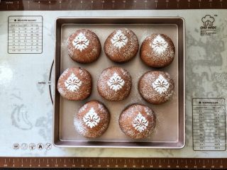 9、可可冰心面包,9、表面筛上一层薄薄的高粉。