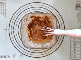 11、可可冰心面包,11、趁着烘烤面包的时候我们来制作可可冰心奶油馅儿。把玉米淀粉和可可粉过筛入碗中,倒入蛋黄液搅拌均匀。