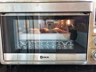 10、可可冰心面包,10、放入烤箱中下层,150度上下火烘烤20分钟即可。