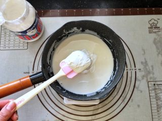 12、可可冰心面包,12、奶锅中倒入牛奶,放入Fluff棉花糖。