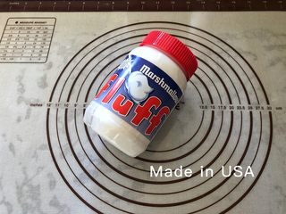 13、可可冰心面包,13、我用的是香草味的Fluff棉花糖,这款棉花糖来自美国, 首先它是无胆固醇、无脂肪、无反式脂肪,非常的健康,适合老人、孩子和爱美的女性朋友食用。然后它是半固体酱状,可以直接加热,操作起来更方便。最后用它来制作可可冰心奶油馅儿,口感更细腻丝滑,绵柔而不甜腻。